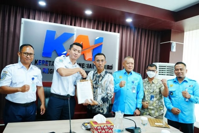 KAI Divre IV Tanjungkarang dan DAMRI Jalin Kerja Sama untuk Transportasi Dinas