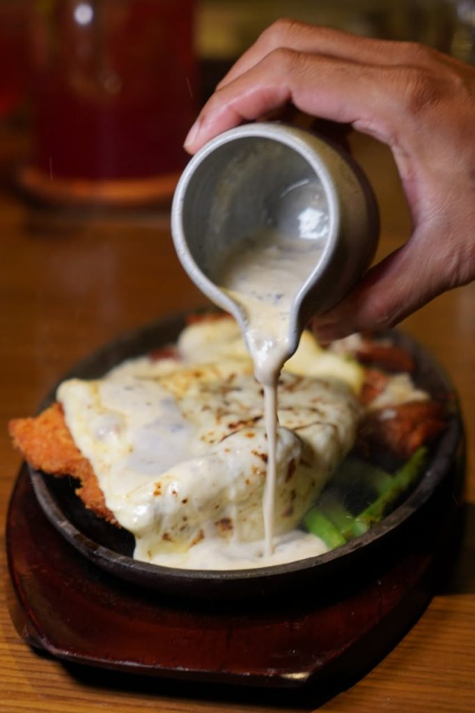 Markette’s Sizzling Plate: Bukan Sekadar Hidangan, Tapi Pertunjukan di Atas Meja