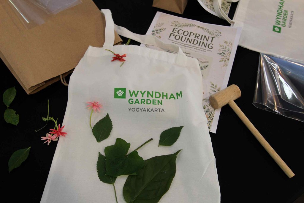 Ecoprint: Ketika Daun dan Bunga Menjadi Karya Seni di Wyndham Garden Yogyakarta